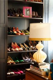 Stylish And Colorful Walk In Closet Design Inspiration
