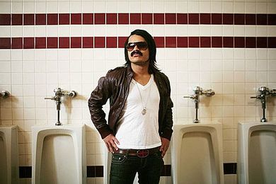 15 Dumb Things You Shouldn't Say in a Men's Room