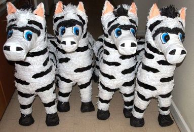 El Paso Zoo Animals Opening Treat-Filled Pinatas Will Make You Smile [PHOTOS]
