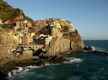 Stunning Houses: 7 Precarious Mountain & Cliff Dwellings
