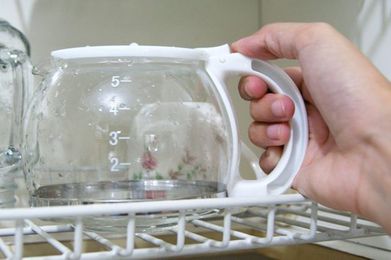 How to Clean a Coffee Maker With Vinegar