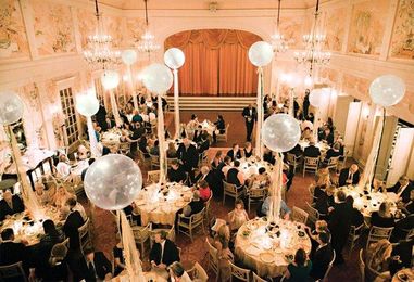 How to Make Balloons Appropriate for a Wedding Reception