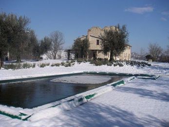 How to Remove Snow From a Pool Cover