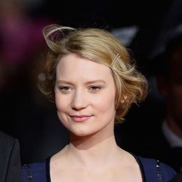 A Simple, Chic Two-Second Hair Idea You Need to Try Immediately