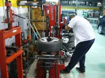 BMW Excluservice Run-flat tire removal and install