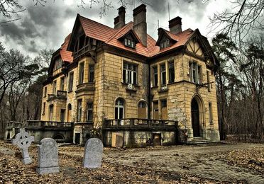 These real-estate agents walked into real-life houses of horror