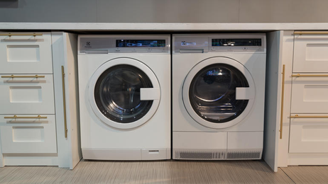 Clean clothes with steam and without vents