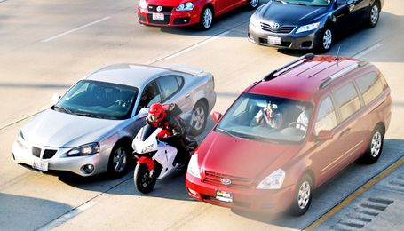 How motorcycles can safely split lanes with cars