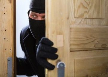6 Signs that Invite Burglars to Target Your Vacant Home