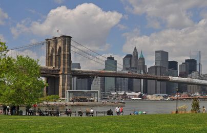 How to walk across the Brooklyn Bridge