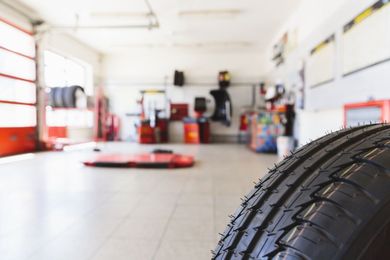 How Digital Signage Makes Your Customers Happy While They Wait in Your Auto Shop