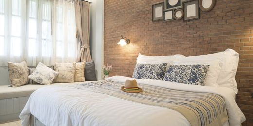 8 Small-Space Solutions Stolen From Hotel Rooms