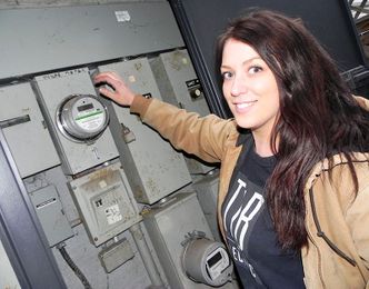 ‘Girl’ electrician shows ‘em how it’s done