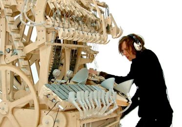 A amazing musical instrument using 2000 marbles!