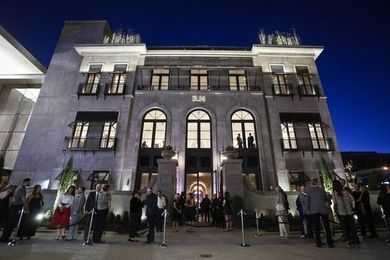 Upscale Shopping Centers Nudge Out Down-Market Malls