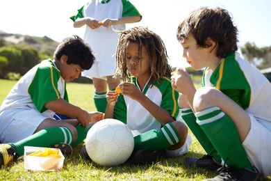 10 Healthy Team Snacks for Kids' Sports