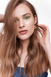 How To Get Fluffy, Wavy, Undone Hair: A Guide