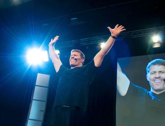 Joe Berlinger on His New Documentary and Why Tony Robbins Is Not a Guru
