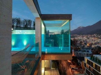 Architecture with Nothing to Hide: 13 Glass Box Buildings