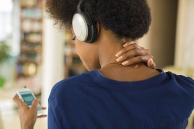 6 Things to Stop Doing If You Have Neck Pain