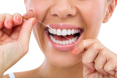 A Sterling Heights Dentist’s Guide to Flossing Teeth Properly