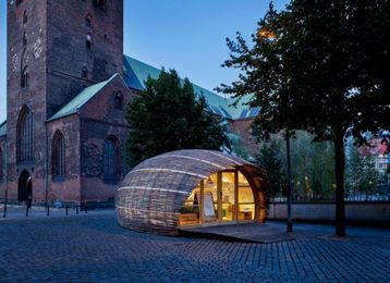 Tiny woven hut invites Danish public to experience urban gardening