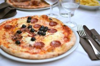 Gimme pizza! How Italians Enjoy Their Pizza