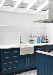 The Pros and Cons of Upper Kitchen Cabinets and Open Shelves