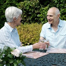 How to Choose the Best Adult Day Care Center for Someone with Alzheimer's