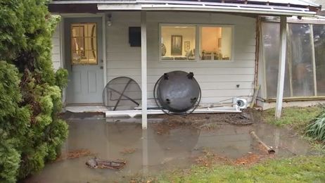Hairdresser uses unique ways to keep her business from flooding