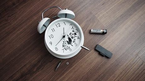 How to Stop Using Your Alarm Clock and Wake Up Earlier