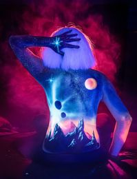 UV painting: Turning bodies into landscapes