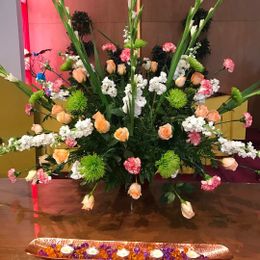 Spreading Beauty & Love through Flowers