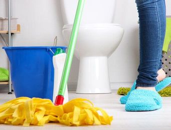 Spring Clean Your Apartment Bathroom in 15 Min