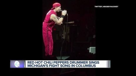 Red Hot Chili Peppers' Chad Smith sings 'The Victors' at Ohio State show