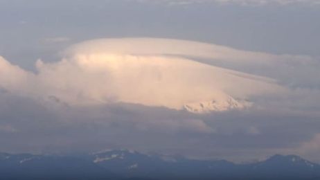 Time lapse video shows great illustration of how Mt. Rainier 'hat' cloud works