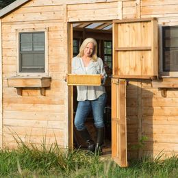 How Waxing Kara Keeps Bees Happy