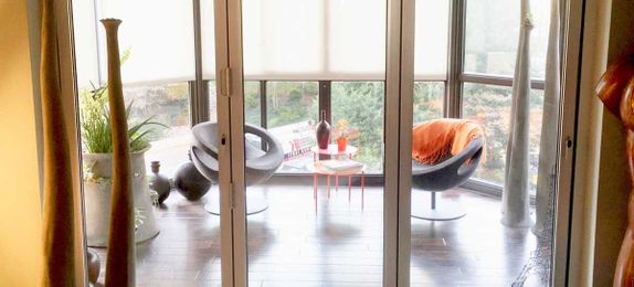 How to Create the Perfect Den with Folding Glass Walls