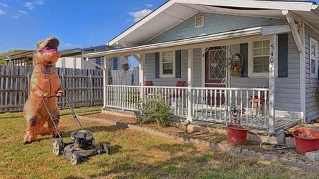 VIRAL LISTING: Dinosaur helps realtor sell home