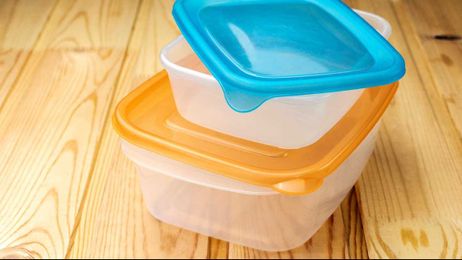 Doctors warn: Don't microwave food in plastic containers
