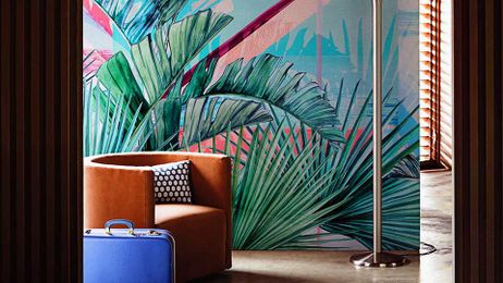 33 Very Chic Ways to Decorate with Tropical Wallpaper