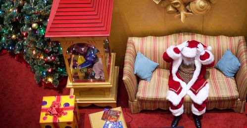 What's It Like to Work as a Holiday Department Store Elf?