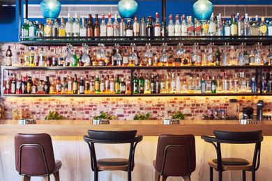 Why bartenders make stronger drinks for customers at the bar