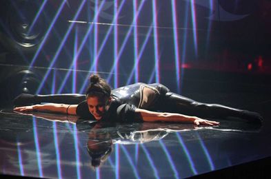 Watch gymnast turn herself into human pretzel in airline seat
