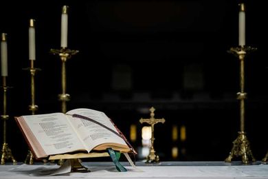 Dear priests who improvise at Mass: Please don’t.