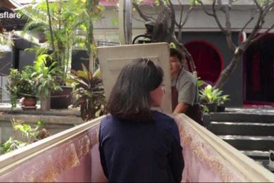 'Death Awareness Cafe' puts customers in coffins to reflect on life