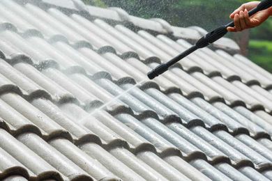 How to choose a pressure washing business to clean your roof