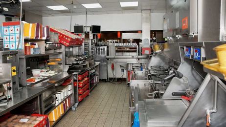 Fast food restaurants struggle to slow increasing employee turnover