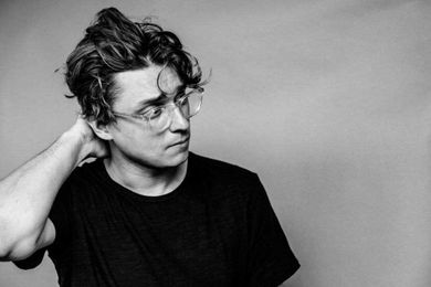 Elliot Moss Fights Anxieties and Builds a "Barricade"