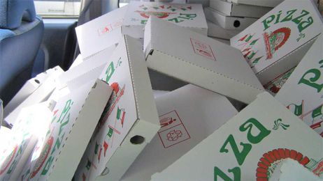 Tips to Keep Your Super Bowl Party From Being Super Trashy — We’re Looking at You, Pizza Boxes